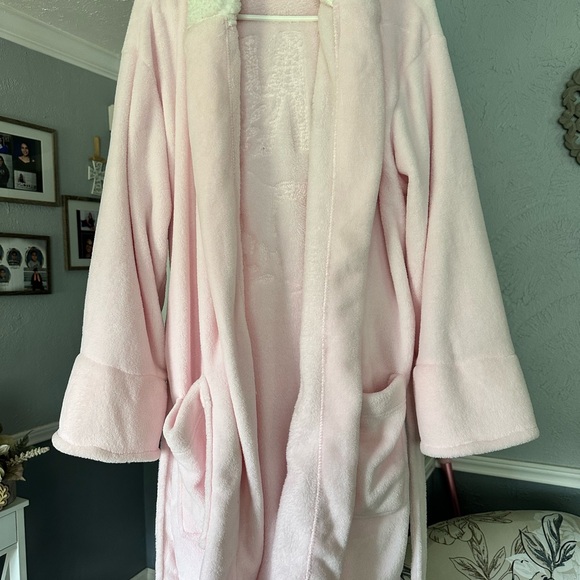 PINK Victoria's Secret Soft Pink Sherpa Robe - Picture 2 of 7